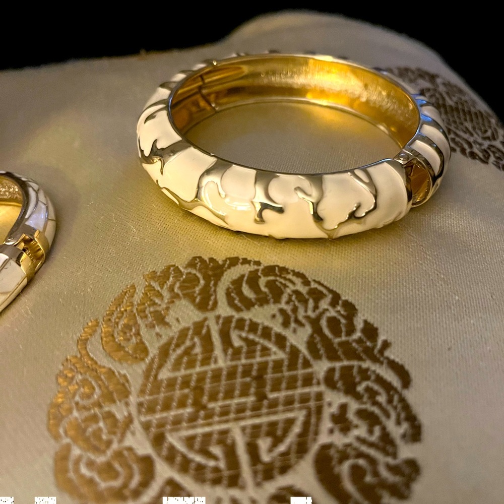 New! Beautiful cream enamel and coral design Beautiful!